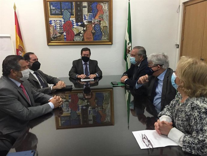 Nota Y Foto Junta (Reunión Con Las Autoridades Judiciales De Huelva)