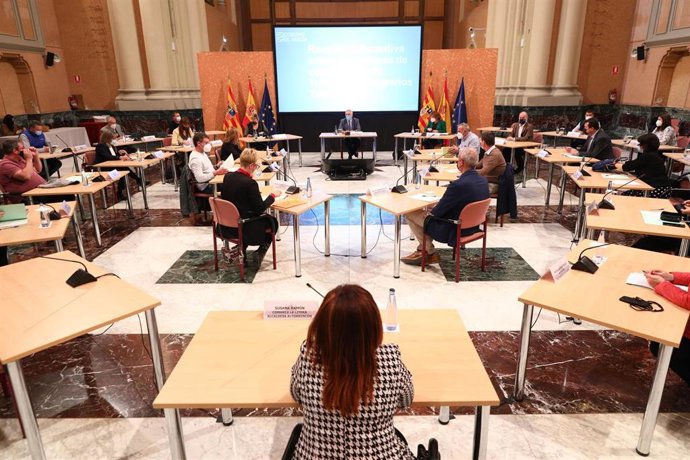 Reunión de varios responsables del Gobierno de Aragón con las comarcas y municipios vinculados con la campaña de recogida de la fruta.