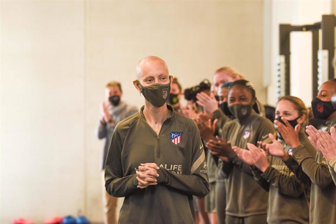 Virginia Torrecilla recibe la ovación de sus compañeras a su llegada al gimnasio del Centro Deportivo Wanda de Alcalá de Henares