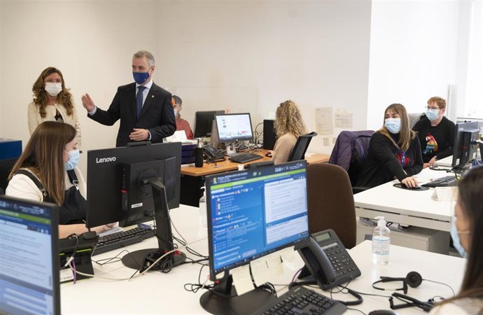 El lehendakari, Iñigo Urkullu, y la consejera de Salud, Gotzone Sagardui, visitan el centro de rastreadores en el ambulatorio de Rontegi, en Barakaldo.