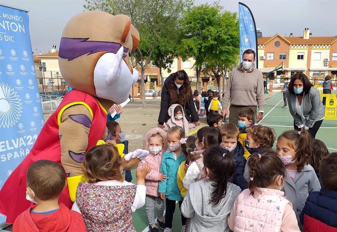 La mascota 'Onuba' promociona el Mundial de Bádminton entre los escolares de Aljaraque.