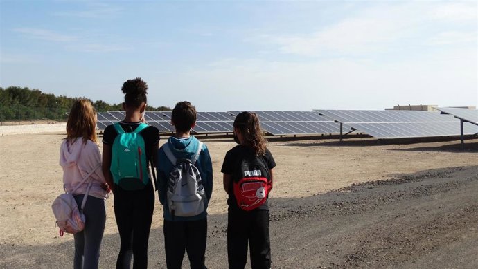 Alumnos del CEIP Pájara visitando las placas fotovoltáicas del aeropuerto de Fuerteventura
