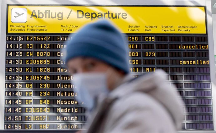 Archivo - Un hombre con mascarilla en el aeropuerto de Berlín