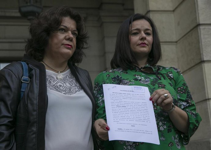 Archivo - La presidenta del PP de Sevilla y parlamentaria andaluza, Virginia Pérez, junto a la actual alcaldesa popular de Huévar cuando interpusieron la denuncia