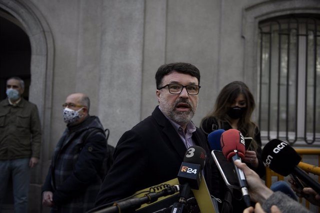 El diputat d'ERC Joan Josep Nuet respon als mitjans quan surt del Tribunal Suprem.