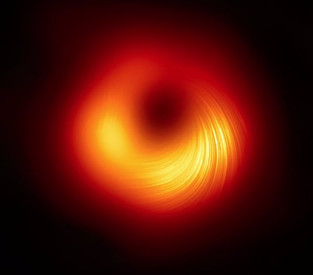 Imagen de la emisión polarizada del anillo en M87, relacionado con el campo magnético alrededor de la sombra del agujero negro