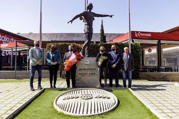 El presidente del FC Barcelona, Joan Laporta, lidera el homenaje del club a Johan Cruyff en el quinto aniversario de su muerte, bajo la estatua del holandés en el Camp Nou y con la presencia de su hija Susila Cruyff