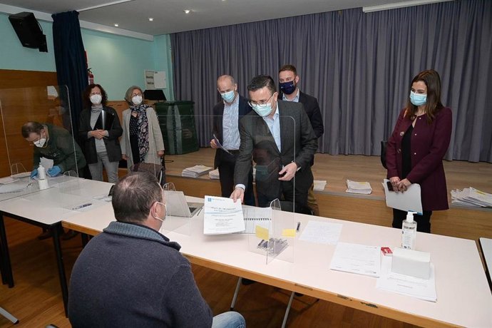 José González entrega títulos de la parcelaria de Couso, en Coristanco (A Coruña)