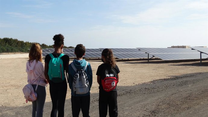 Alumnos del CEIP Pájara visitando las placas fotovoltáicas del aeropuerto de Fuerteventura