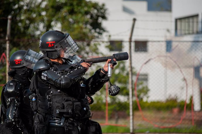 Archivo - 21 November 2020, Colombia, Bogota: Riot police clash with protesters who take part in a demonstration at The National University of Colombia against the social and economic policies of Colombian President Ivan Duque. Photo: Chepa Beltran/VW P