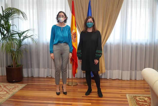 Archivo - La presidenta del Govern, Francina Armengol, y la ministra Industria, Comercio y Turismo, Reyes Maroto.