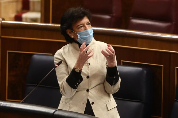 Archivo - La ministra de Educación y Formación Profesional, Isabel Celaá, durante una sesión de control al Gobierno en el Congreso de los Diputados.