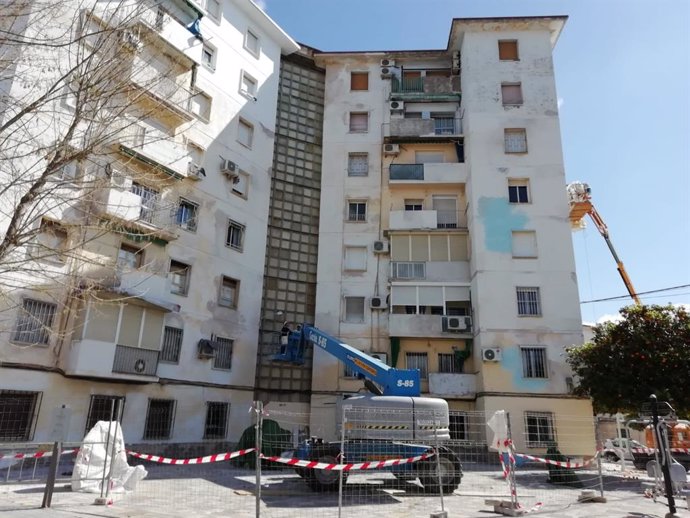 Archivo - Obras de rehabilitación en un edificio de Córdoba, en una imagen de archivo.