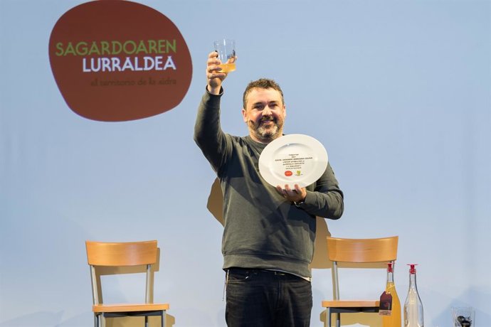 El cocinero y presentador del programa 'A Bocados' Ander González presenta la nueva sidra de la cosecha 2020