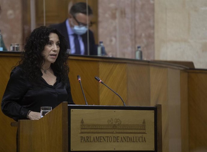 La consejera de Igualdad, Rocío Ruiz, durante su intervención en el debate de totalidad del proyecto de Ley de Infancia y Adolescencia en  la primera jornada del Pleno del Parlamento andaluz. En Sevilla (Andalucía, España), a 24 de marzo de 2021.