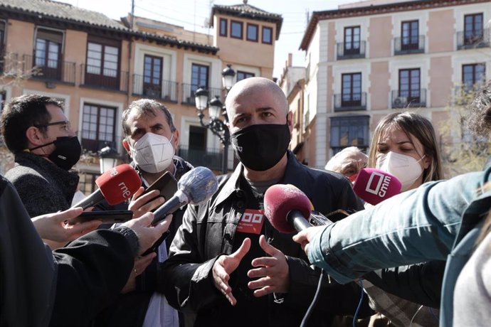 El secretario general de CCOO, Unai Sordo ofrece declaraciones a los medios de comunicación durante una concentración conjunta dentro de la campaña Ahora Sí Toca, en la Plaza de Zocodover, en Toledo, Castilla-La Mancha, España, a 11 de marzo de 2021. 