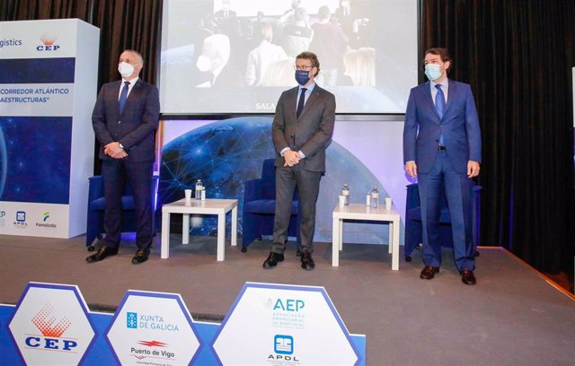 El presidente de la Xunta (centro), el presidente de la Junta de Castilla y León (derecha) y el presidente de la Confederación de Empresarios de Pontevedra (izquierda) durante la clausura del I Foro Cologistics en el puerto de Vigo