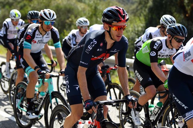 El ciclista britànic Adam Yates (INEOS Grenadiers) guanya la tercera etapa de la Volta Ciclista a Catalunya 2021.