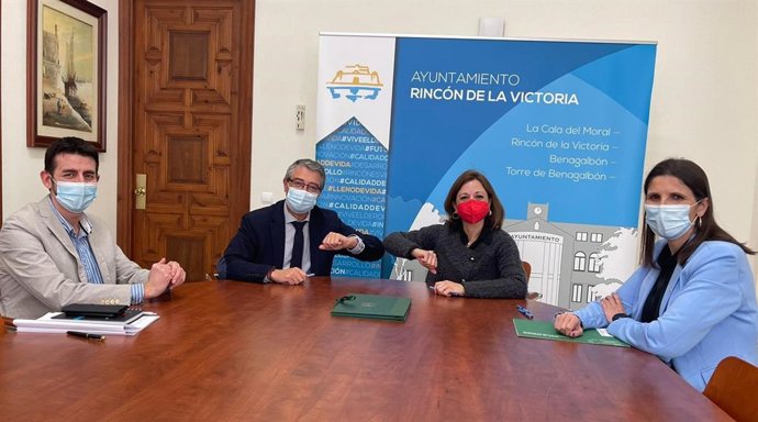 La delegada del Gobierno andaluz en Málaga, Patricia Navarro, y el alcalde del municipio malagueño de Rincón de la Victoria, Francisco Salado, durante la firma de un convenio para ceder suelo para nuevo IES en Parque Victoria