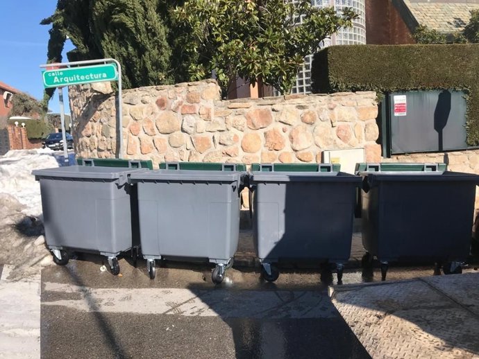 Archivo - Contenedores de basura en Pozuelo