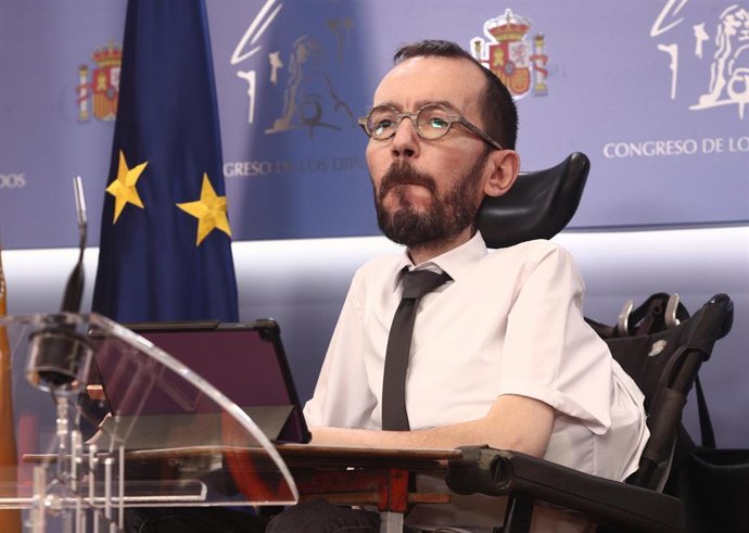 El portavoz de Unidas Podemos en el Congreso, Pablo Echenique, interviene durante una rueda de prensa anterior a una Junta de Portavoces convocada en el Congreso de los Diputados, en Madrid, (España), a 23 de marzo de 2021.