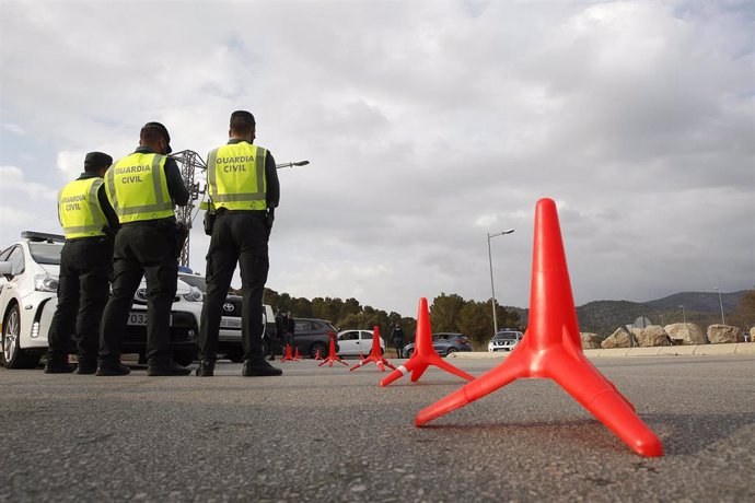 Varios agentes de la Guardia Civil durante un control en Palma de Mallorca 