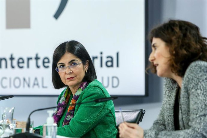 La ministra de Sanidad, Carolina Darias (d), y la jefa del área del Centro de Coordinación de Alertas y Emergencias Sanitarias, María José Sierra, durante una rueda de prensa tras la reunión del Consejo Interterritorial del Sistema Nacional de Salud, en