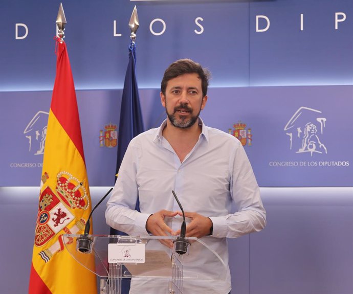 El diputado de Unidas Podemos, Antón Gómez Reino, interviene en una rueda de prensa anterior a una Junta de Portavoces en el Congreso de los Diputados, en Madrid (España), a 9 de marzo de 2021.