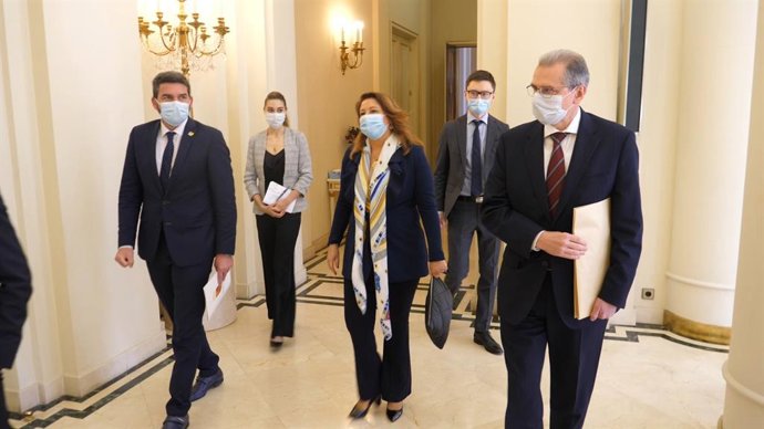 La consejera de Agricultura, Ganadería, Pesca y Desarrollo Sostenible de la Junta de Andalucía, Carmen Crespo (PP), y su homólogo de la Región de Murcia, Antonio Luengo (PP), reúnen con el ministro consejero de Rusia en España, Dmitry Sokolov.