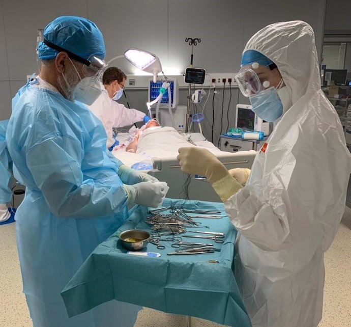 Archivo - Intervención quirúrgica en el Hospital Isabel Zendal