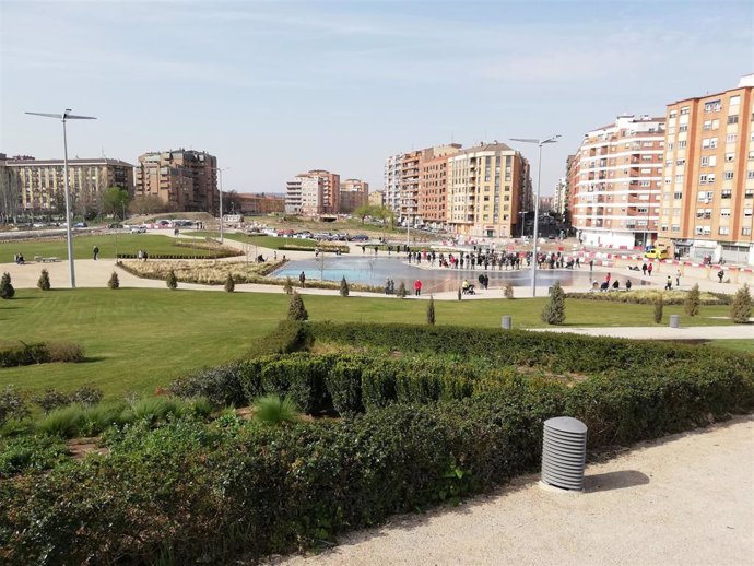Ampliación del Parque Felipe VI de Logroño, con el estanque lúdico al fondo.