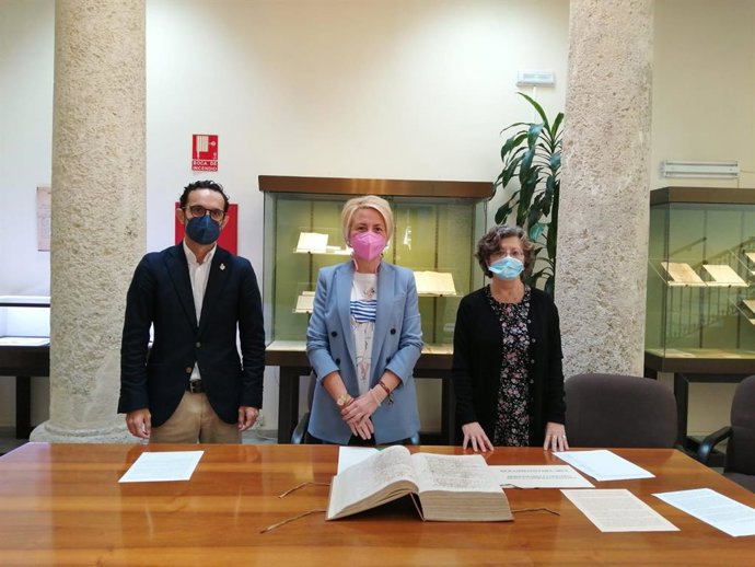 En el centro, la delegada territorial de Cultura en Almería, Eloísa Cabrera