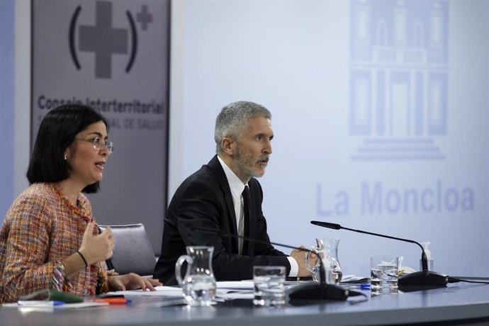 La ministra de Sanidad, Carolina Darias (i), y el ministro del Interior, Fernando Grande-Marlaska (d), durante una rueda de prensa tras la reunión del Consejo Interterritorial del Sistema Nacional de Salud, en Madrid (España), a 24 de marzo de 2021. El 