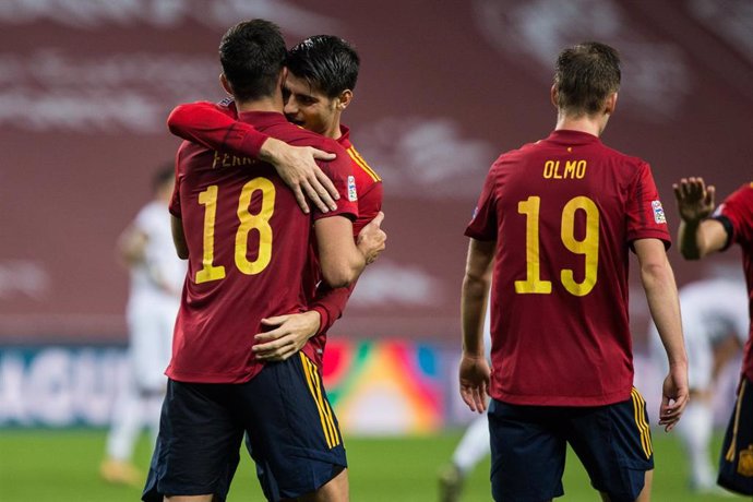 Archivo - Morata celebra a Ferran Torres tras uno de sus goles en el España-Alemania de la Liga de Naciones 2020