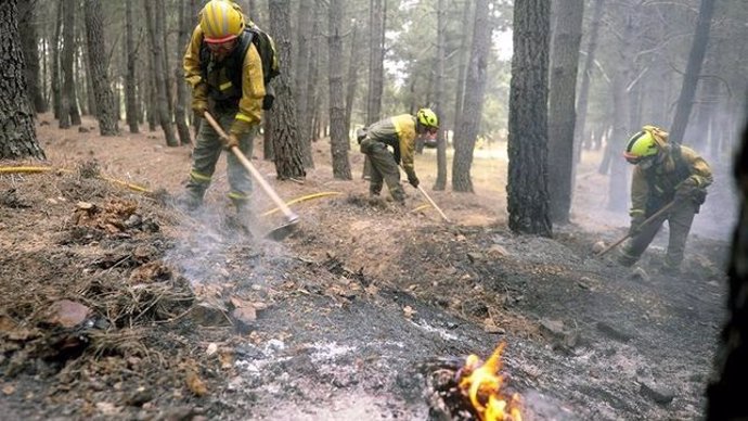 Archivo - Trabajadores de Geacam apagan un fuego