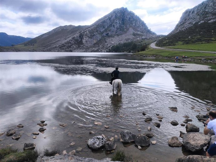 Archivo - Lago Enol, uno de los Lagos de Covadonga, en los Picos de Europa.