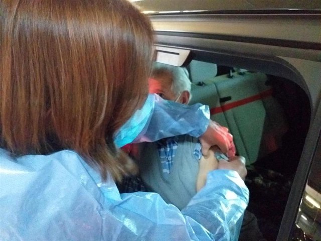 Autovac, vacunación contra la COVID-19 en el parking del HUCA.