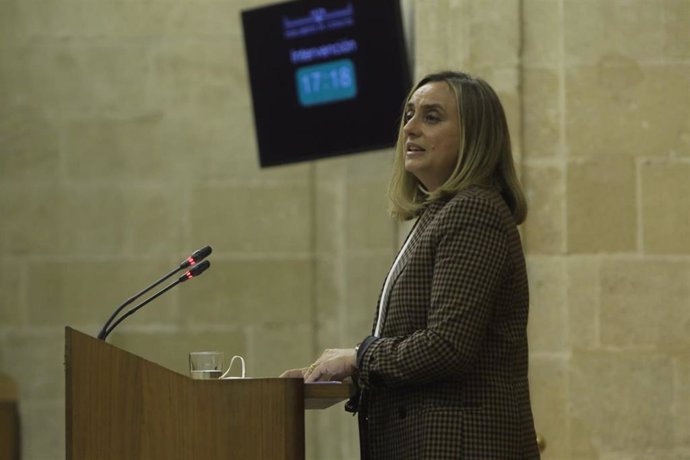 La consejera de Fomento, Infraestructuras y Ordenación del Territorio, Marifrán Carazo, en el Pleno del Parlamento andaluz.