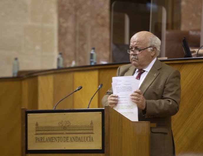 El consejero de Salud y Familias, Jesús Aguirre, en una foto de archivo en el Pleno del Parlamento andaluz.