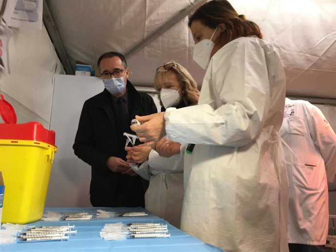 El consejero de Salud, Pablo Fernández Muñiz, asiste al Autovac del HUCA.