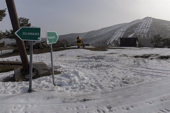 Dos carteles que indican la dirección a las pistas de Escaparate y Telégrafo en la estación de esquí de Navacerrada, en Madrid (España), a 5 de marzo de 2021. 