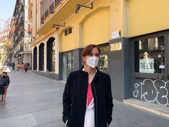 La candidata de Más Madrid a la presidencia de la Comunidad de Madrid, Mónica García, frente al Teatro Pavón Kamikaze, cerrado a raíz de la pandemia.