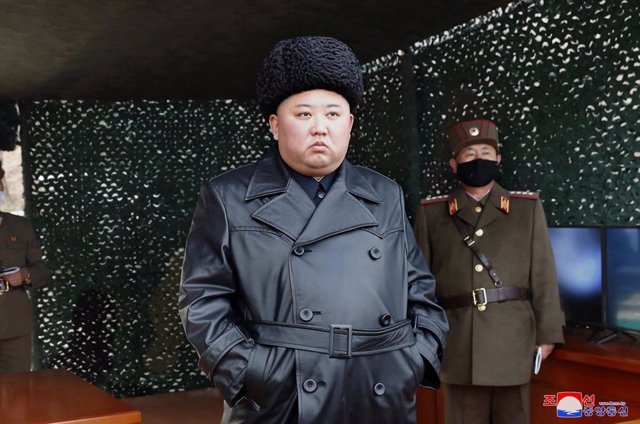Archivo - Kim Jong Un presenciando un ejercicio militar en Corea del Norte