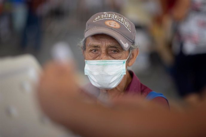 Un hombre espera para ser vacunado con el inmunizador de CoronaVac en Acapulco.