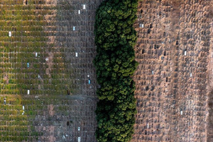 Vista aérea e un cementerio en Río de Janeiro, Brasil.