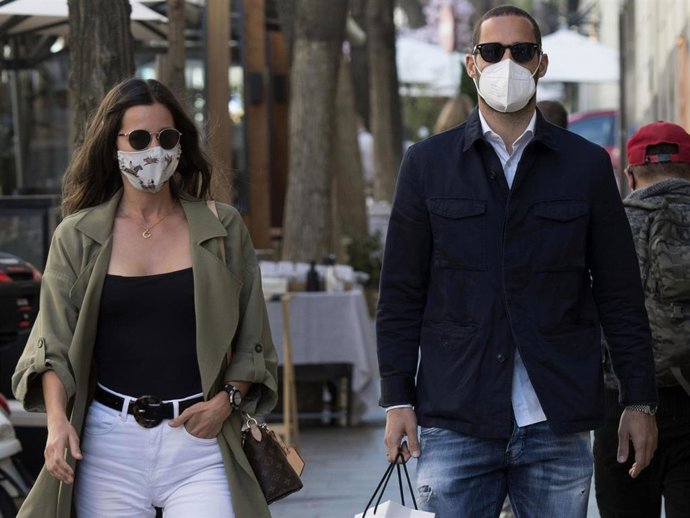 Malena Costa y Mario Suárez disfrutaron de una relajada comida en un conocido restaurante