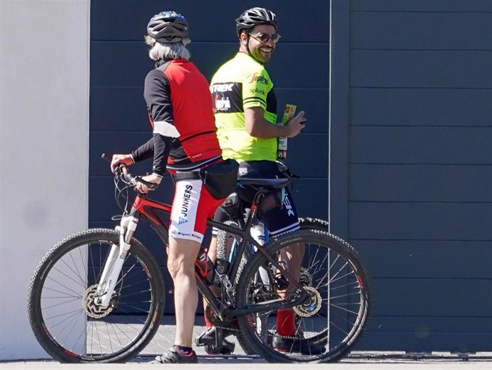 Miguel Torres y Poty, cómplices y de lo más sonrientes sobre sus bicicletas