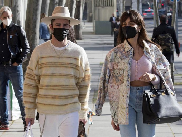 Hiba Abouk y Pelayo Díaz, de compras por la 'milla de oro' madrileña