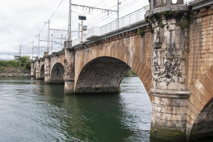 Puente ferroviario del Río Bidasoa, construido en el siglo XIX