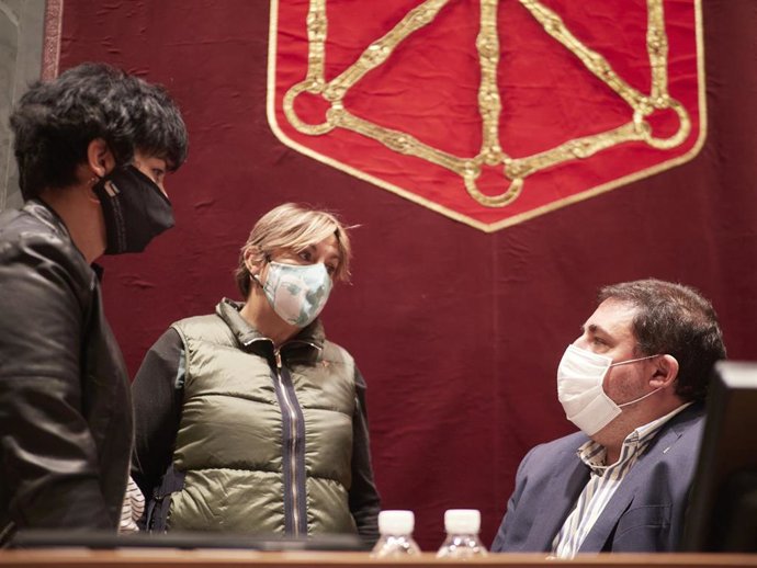 Archivo - El presidente del Parlamento de Navarra, Unai Hualde, habla con las parlamentarias Marisa de Simón de Izquierda Ezkerra (c); e Inma Jurío del PSN (1i), en una imagen de archivo.